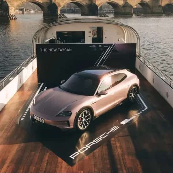 Sajamski štand tekstilni zid Porsche Taycan event